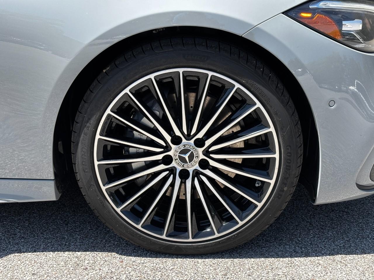 Mercedes-Benz C-Class Vehicle Full-screen Gallery Image 5