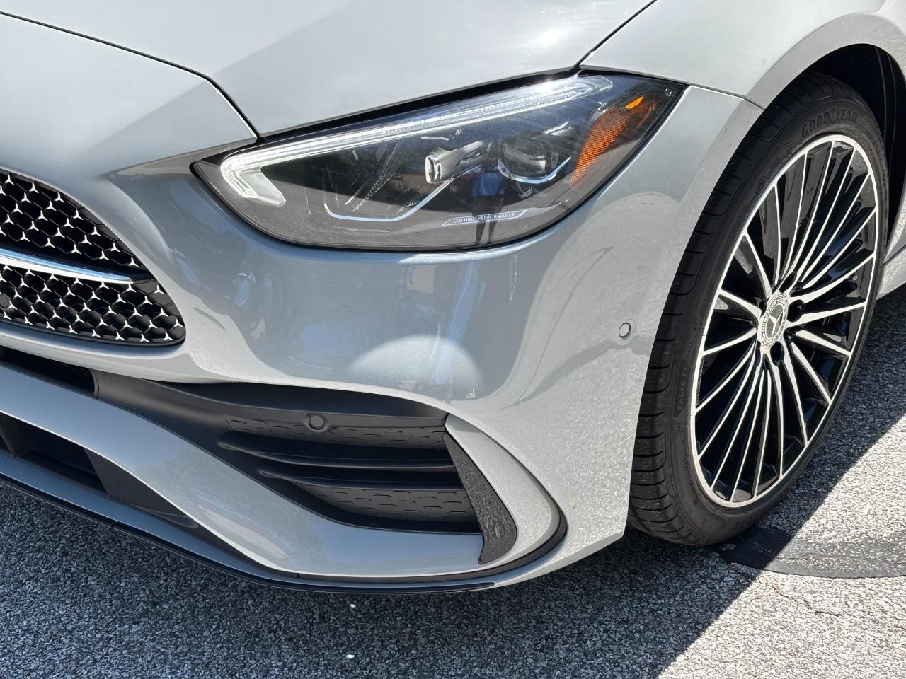 Mercedes-Benz C-Class Vehicle Full-screen Gallery Image 9