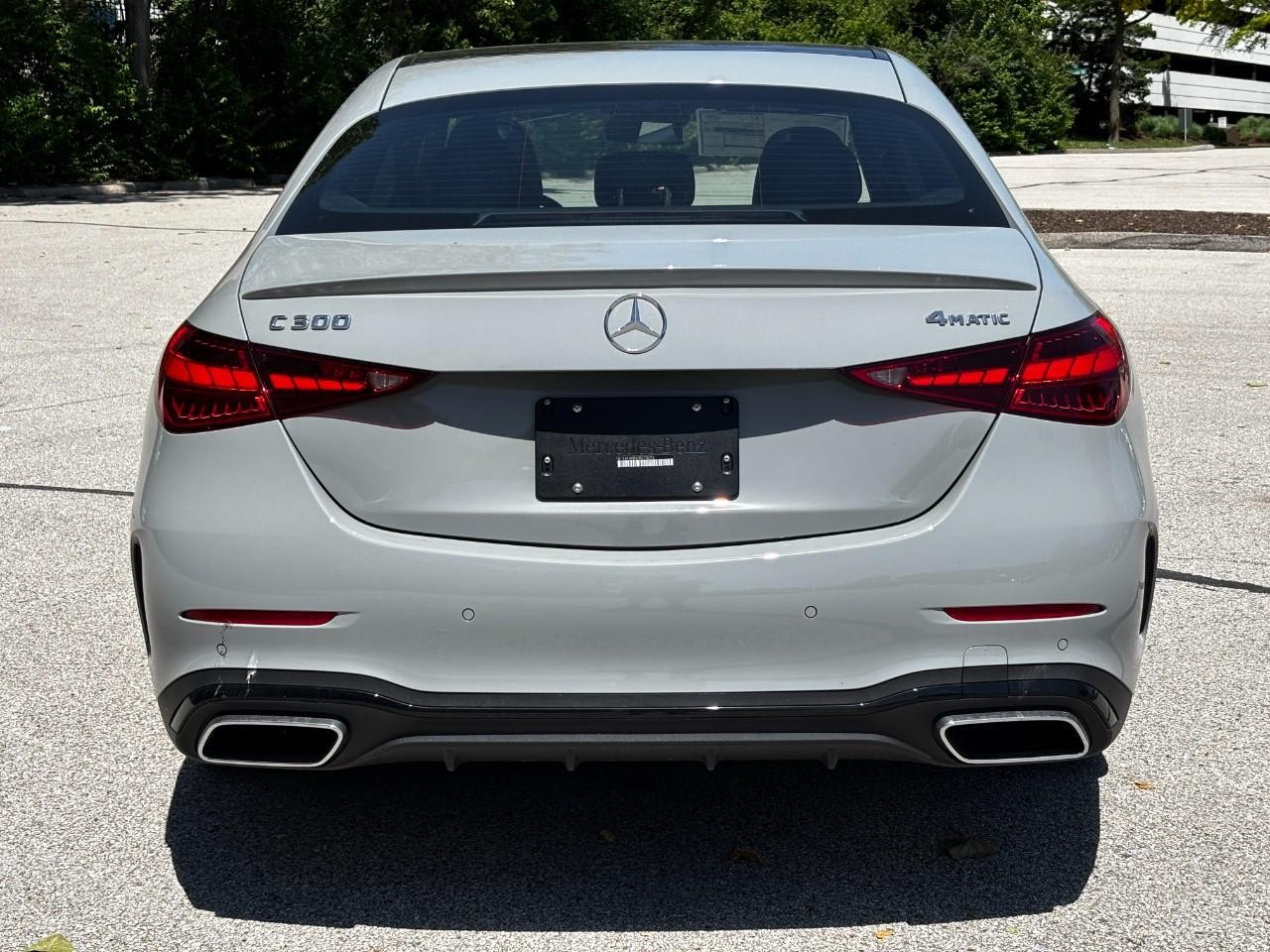 Mercedes-Benz C-Class Vehicle Full-screen Gallery Image 10