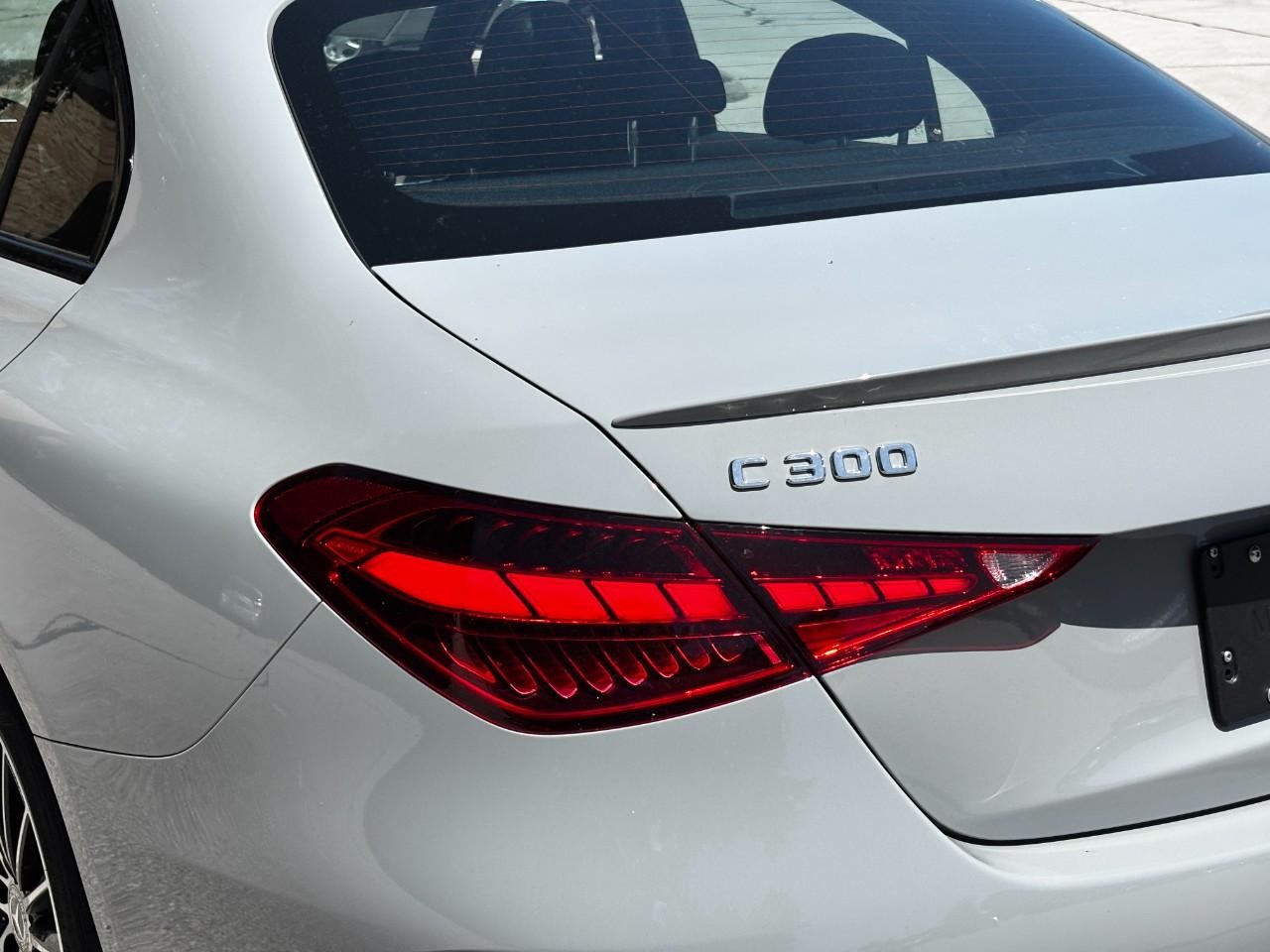 Mercedes-Benz C-Class Vehicle Full-screen Gallery Image 11