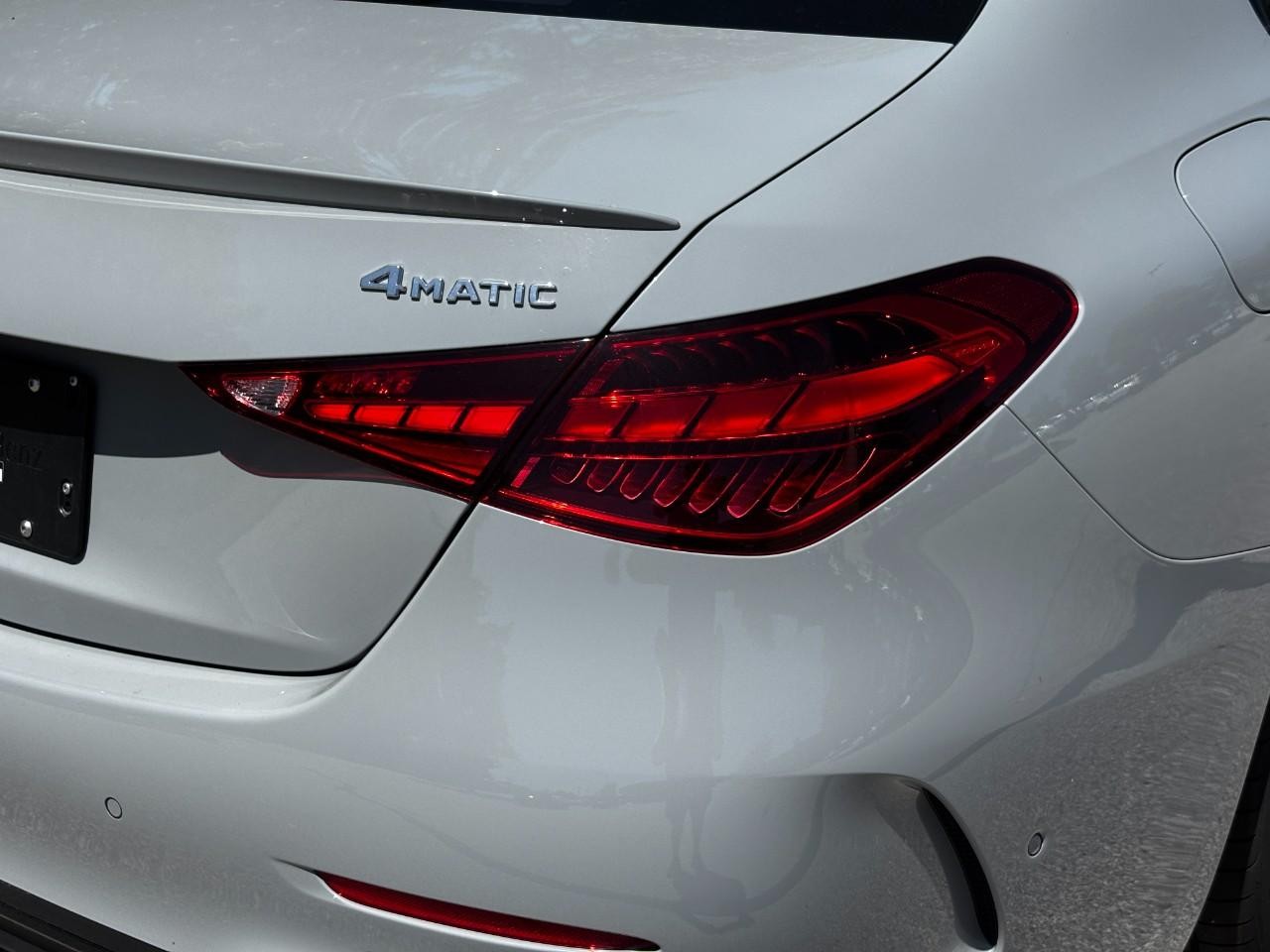 Mercedes-Benz C-Class Vehicle Full-screen Gallery Image 12