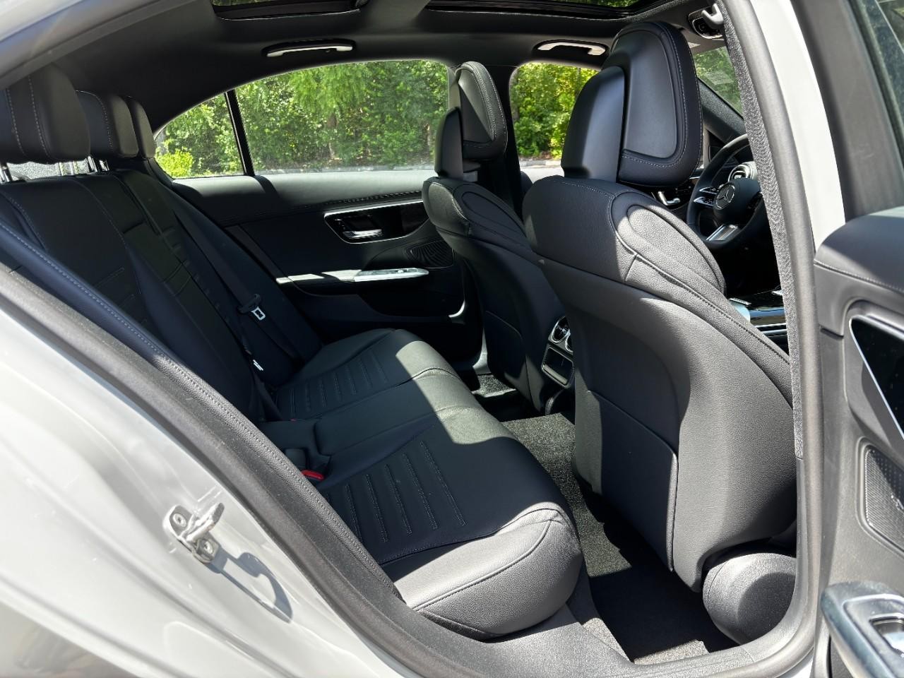 Mercedes-Benz C-Class Vehicle Full-screen Gallery Image 13