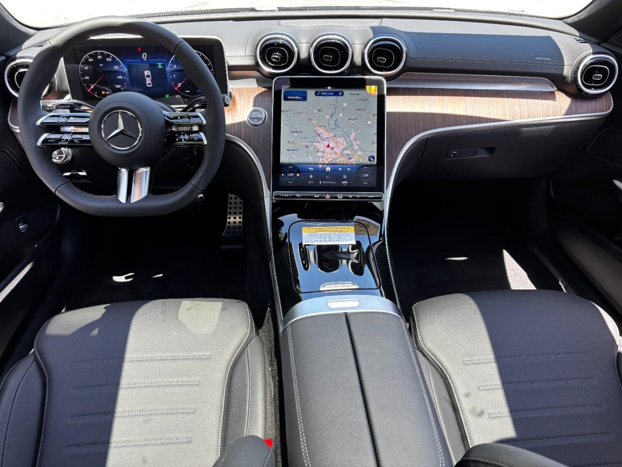 Mercedes-Benz C-Class Vehicle Full-screen Gallery Image 14