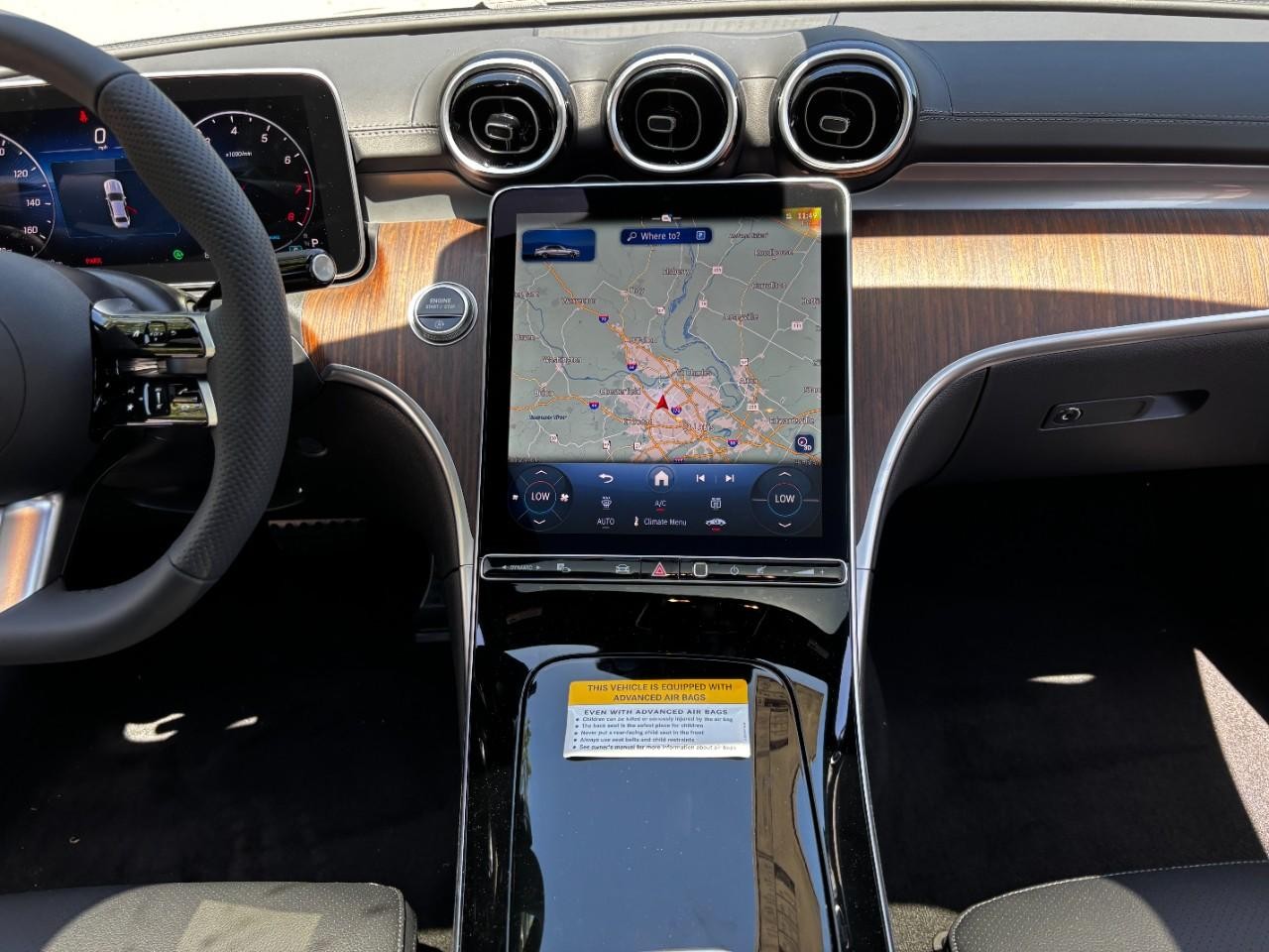 Mercedes-Benz C-Class Vehicle Full-screen Gallery Image 16