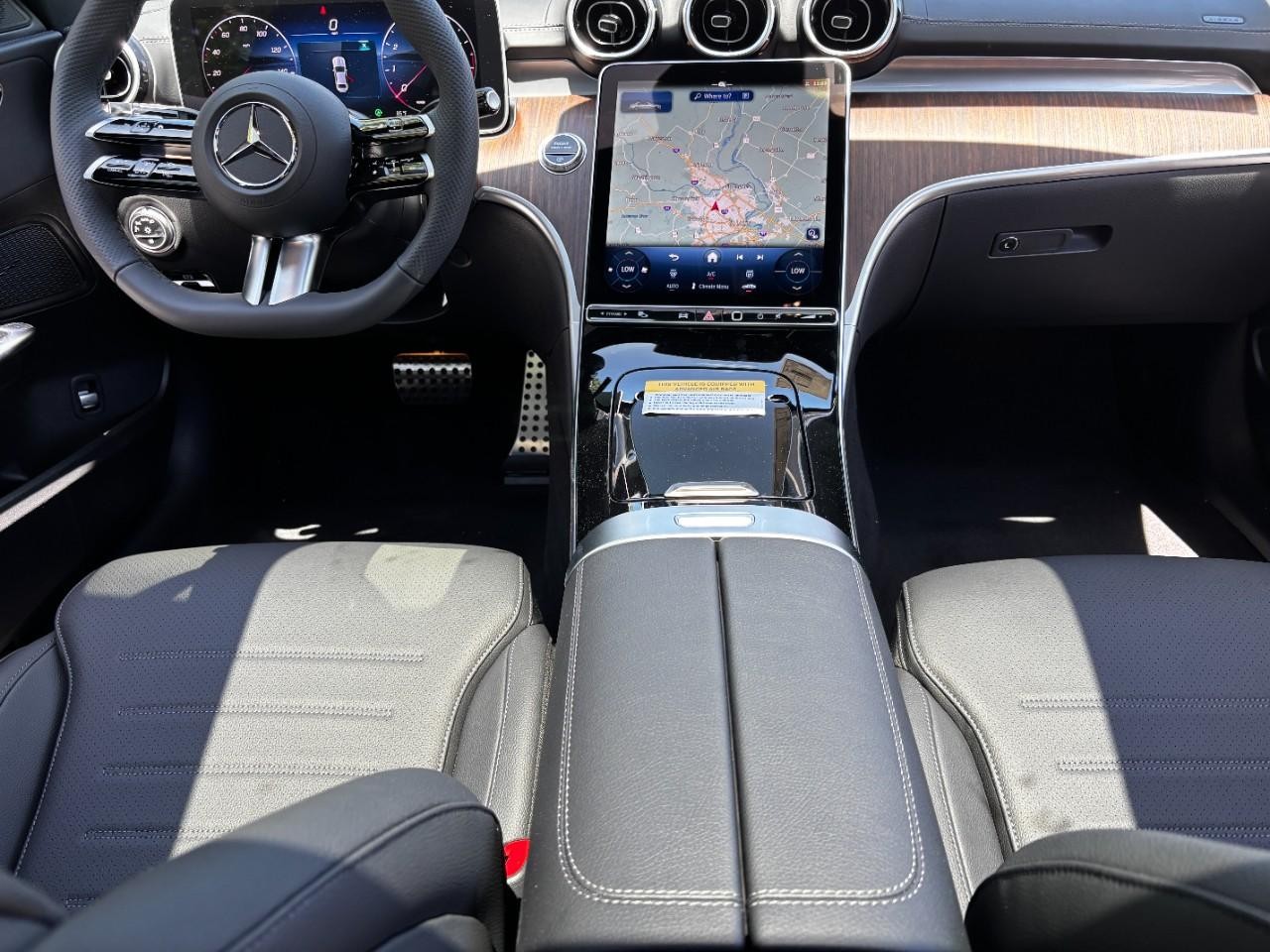 Mercedes-Benz C-Class Vehicle Full-screen Gallery Image 17