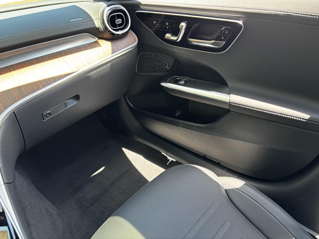 Mercedes-Benz C-Class Vehicle Full-screen Gallery Image 19