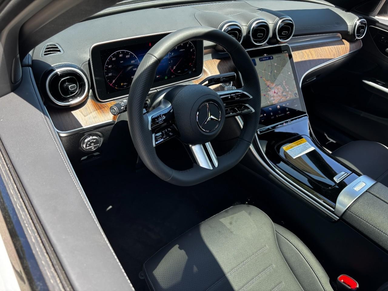 Mercedes-Benz C-Class Vehicle Full-screen Gallery Image 20