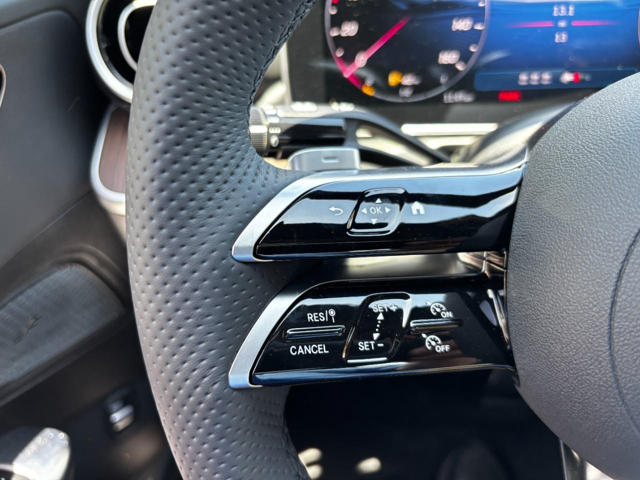 Mercedes-Benz C-Class Vehicle Full-screen Gallery Image 21