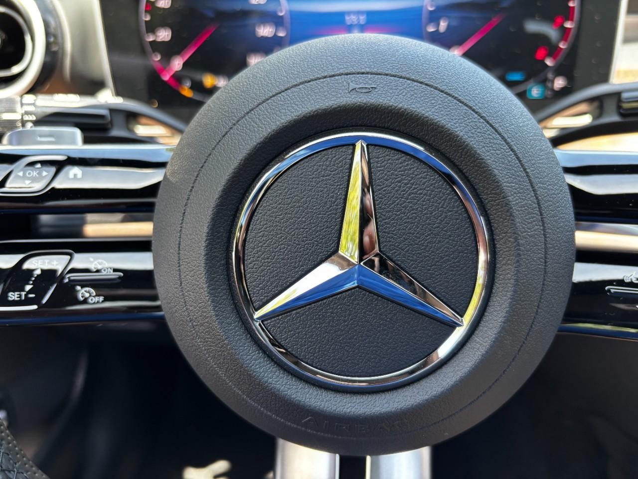 Mercedes-Benz C-Class Vehicle Full-screen Gallery Image 22