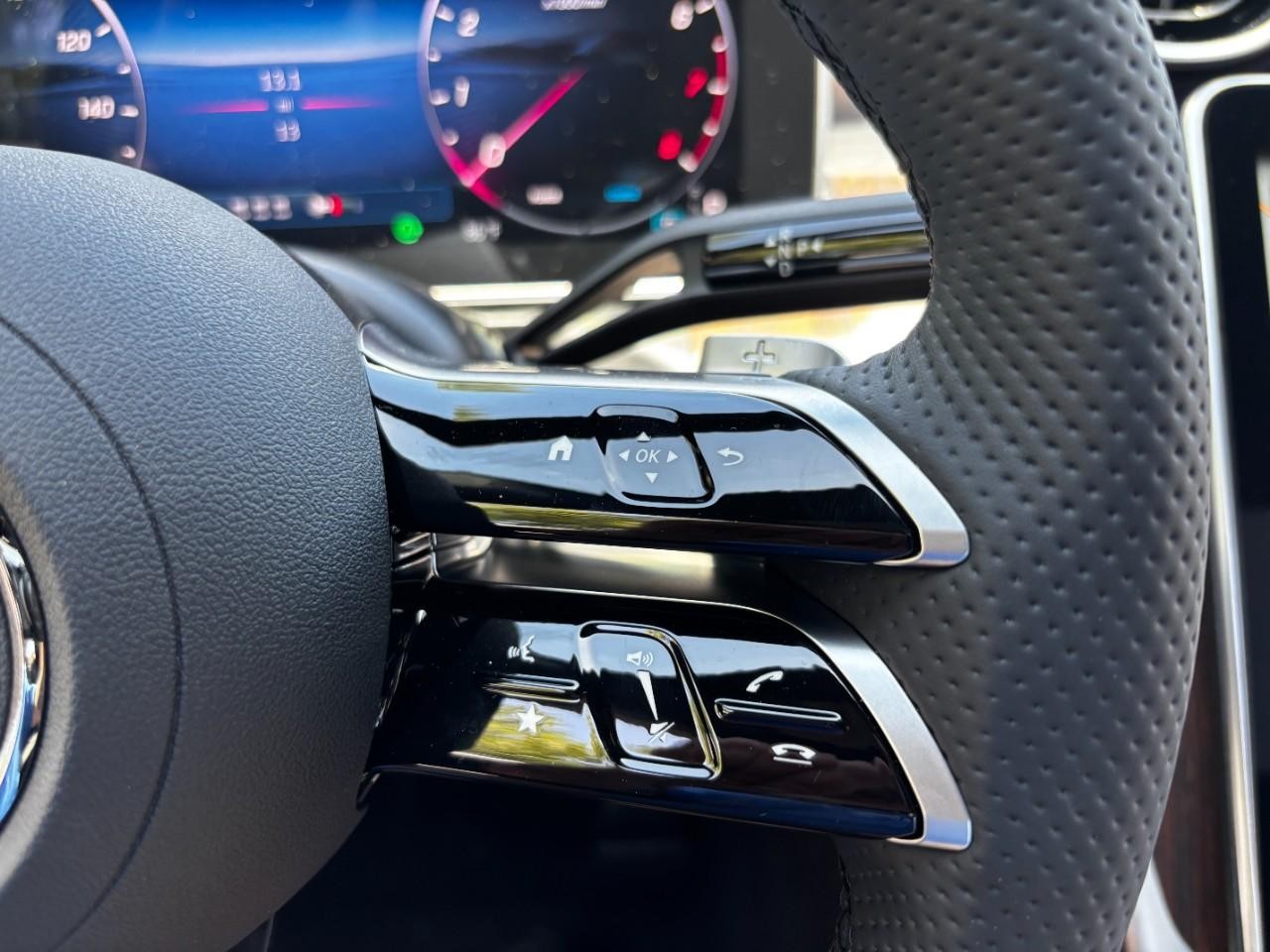 Mercedes-Benz C-Class Vehicle Full-screen Gallery Image 23