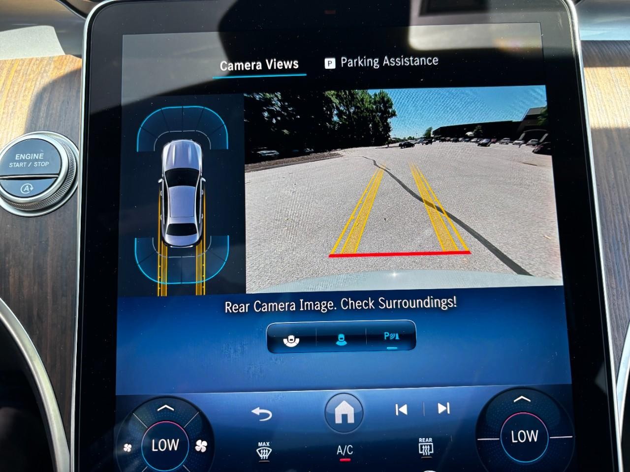 Mercedes-Benz C-Class Vehicle Full-screen Gallery Image 26