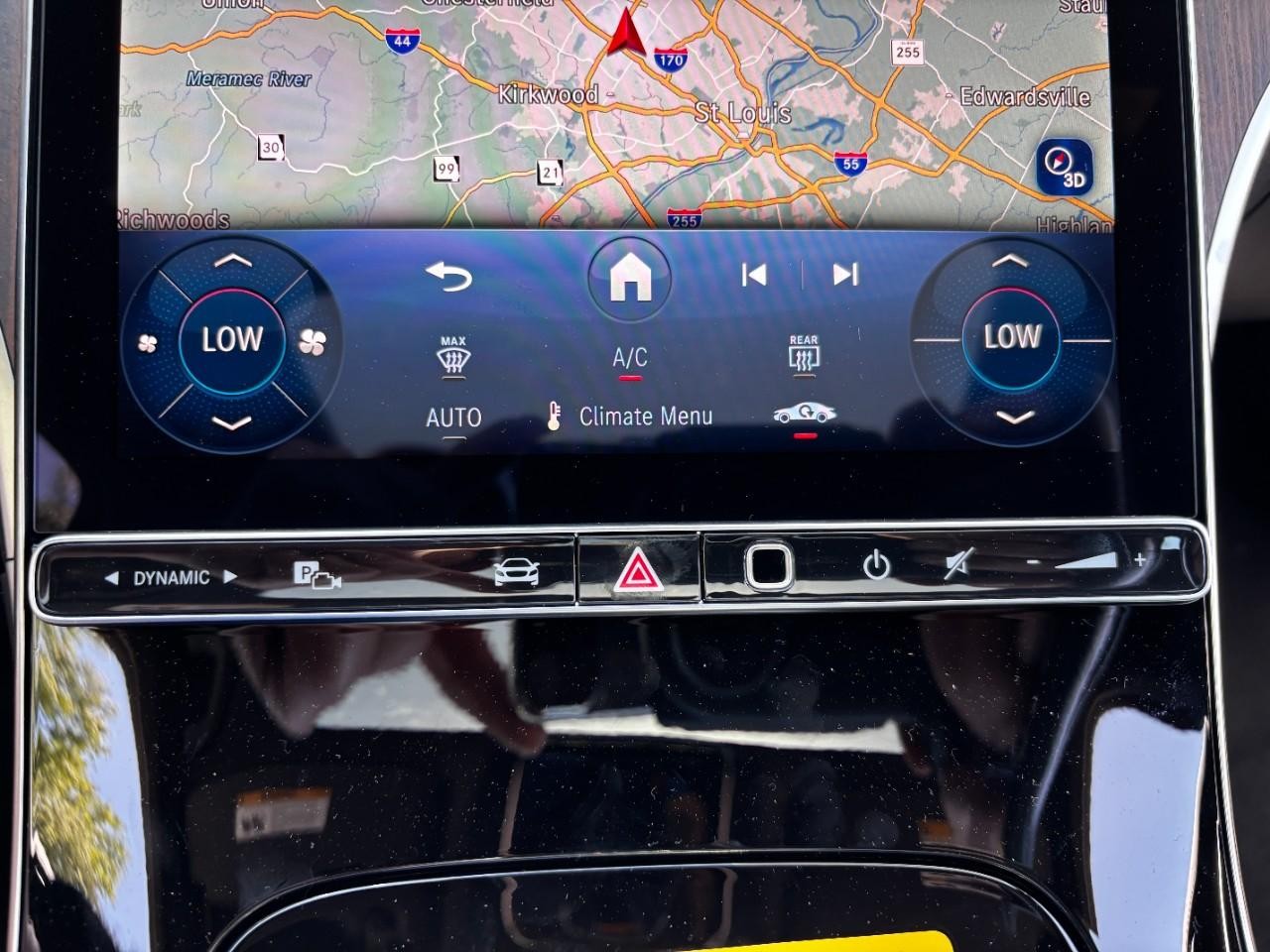 Mercedes-Benz C-Class Vehicle Full-screen Gallery Image 27