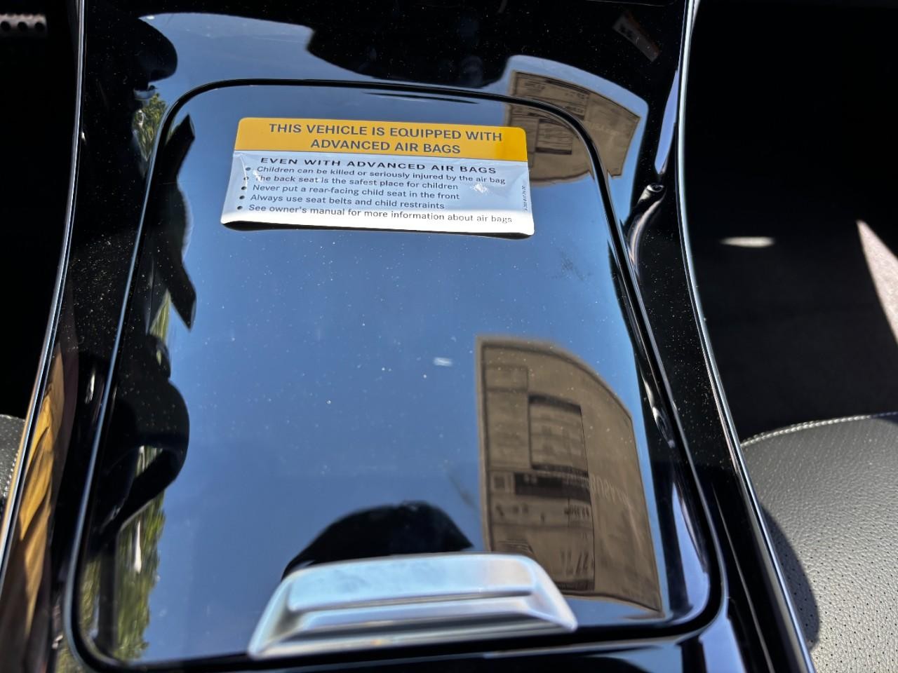 Mercedes-Benz C-Class Vehicle Full-screen Gallery Image 28