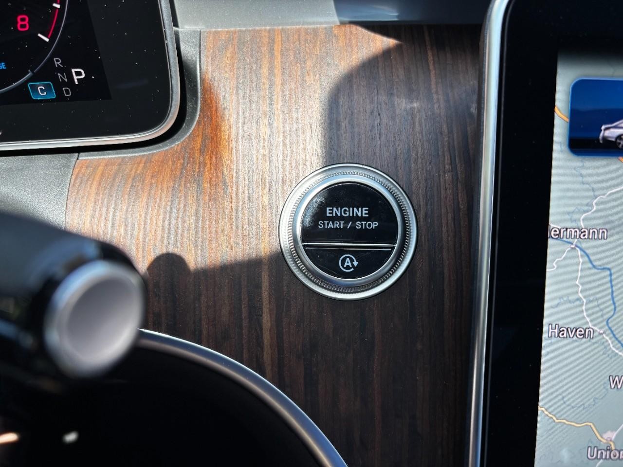 Mercedes-Benz C-Class Vehicle Full-screen Gallery Image 29