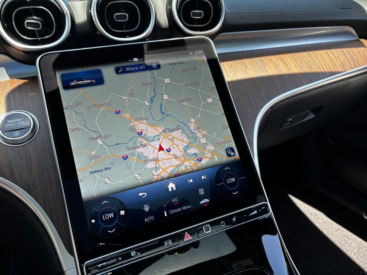 Mercedes-Benz C-Class Vehicle Full-screen Gallery Image 30