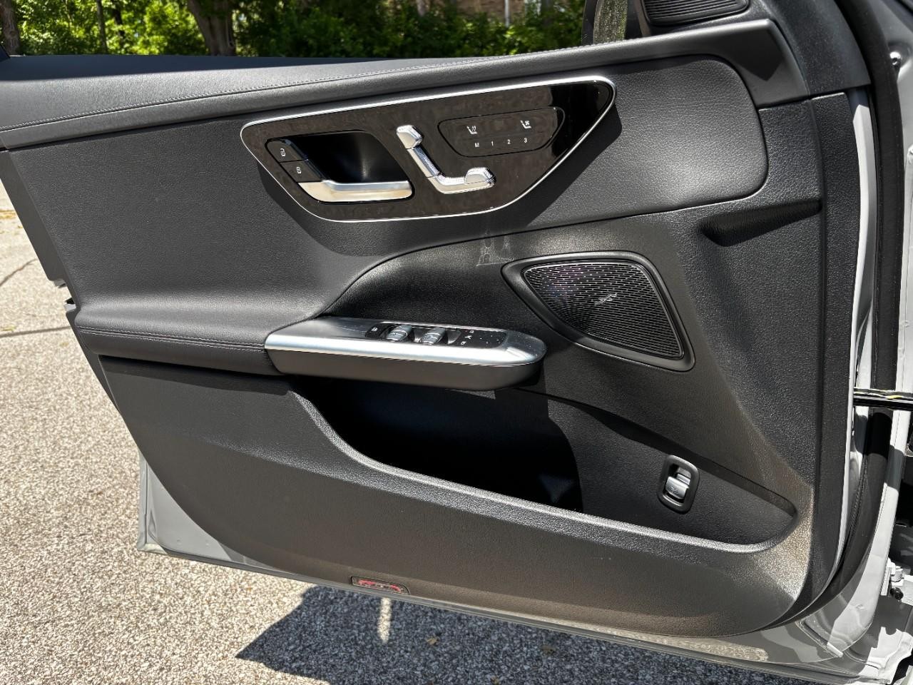 Mercedes-Benz C-Class Vehicle Full-screen Gallery Image 31