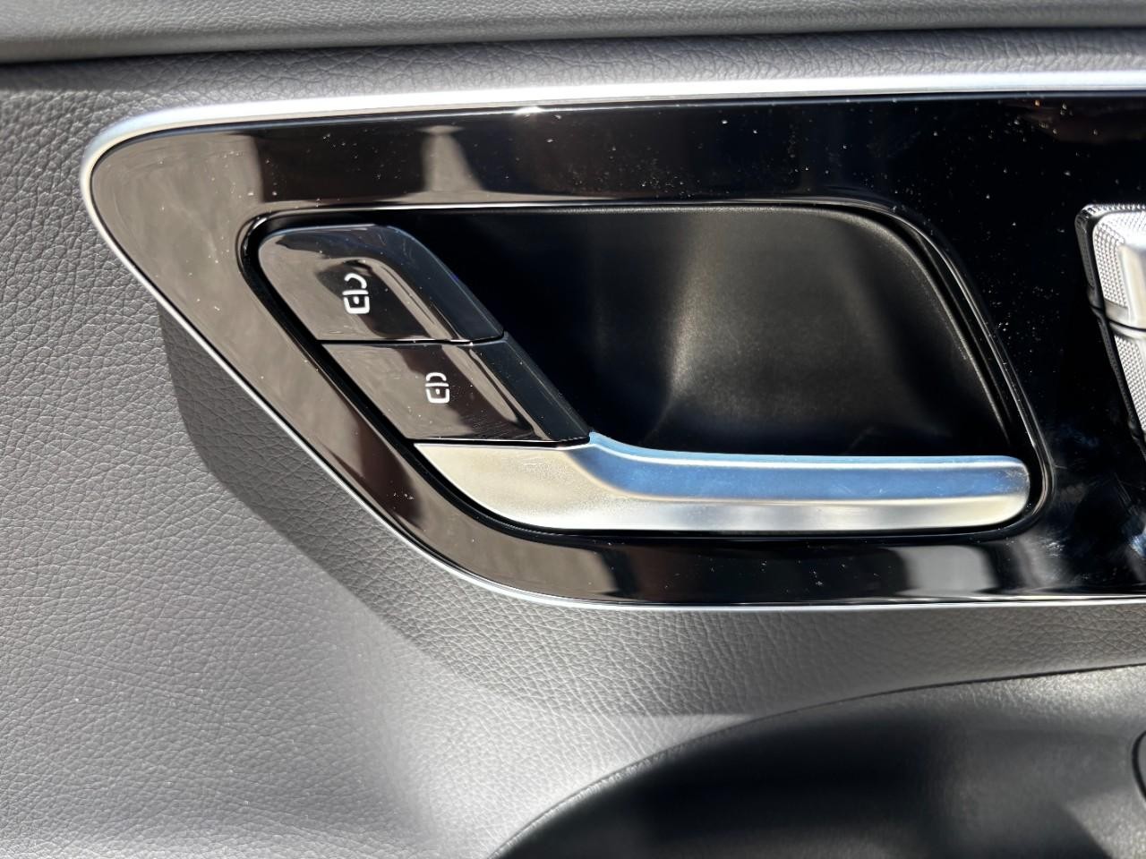 Mercedes-Benz C-Class Vehicle Full-screen Gallery Image 32