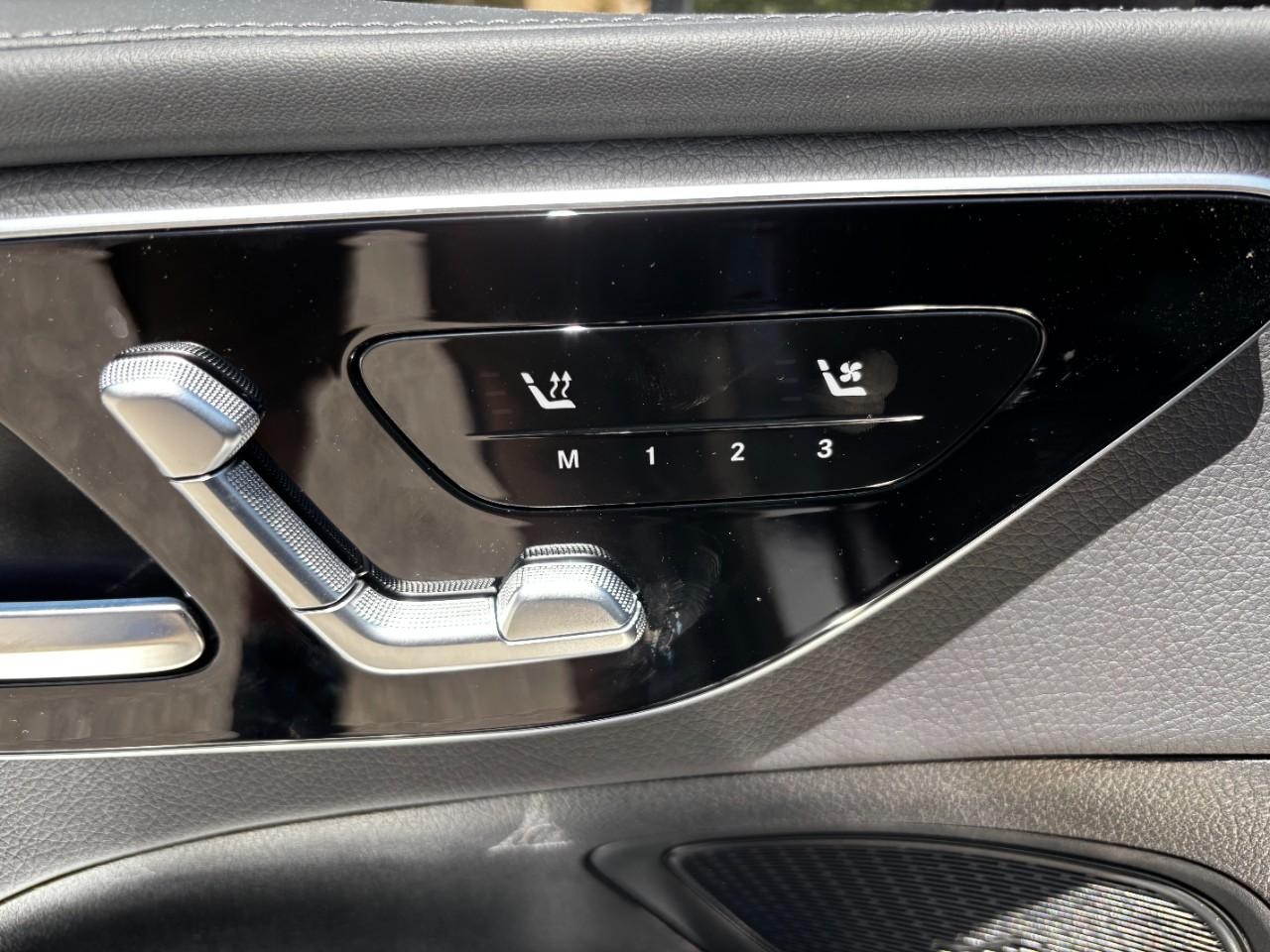 Mercedes-Benz C-Class Vehicle Full-screen Gallery Image 33