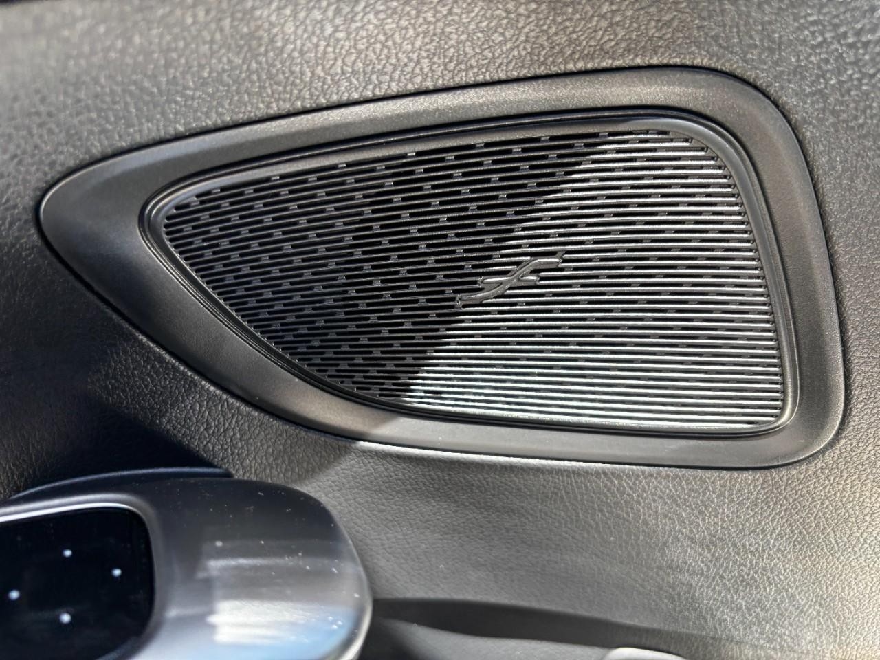 Mercedes-Benz C-Class Vehicle Full-screen Gallery Image 34