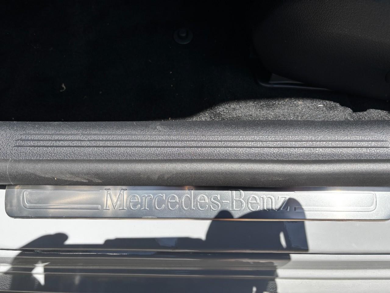 Mercedes-Benz C-Class Vehicle Full-screen Gallery Image 36