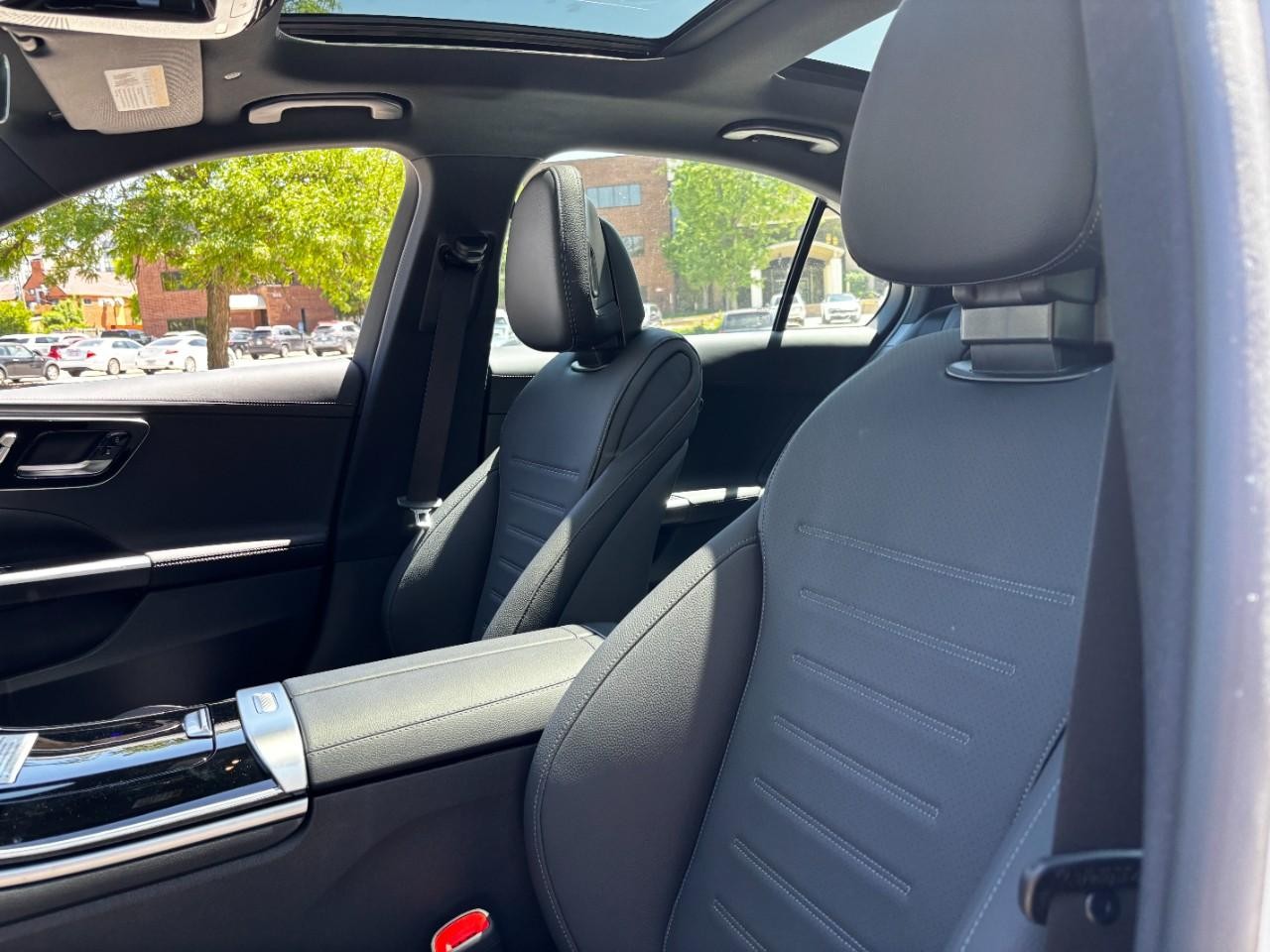 Mercedes-Benz C-Class Vehicle Full-screen Gallery Image 38