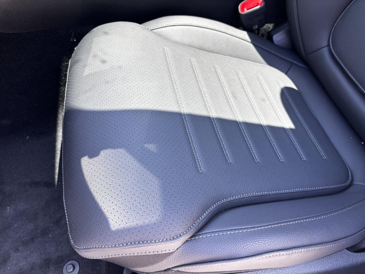 Mercedes-Benz C-Class Vehicle Full-screen Gallery Image 39