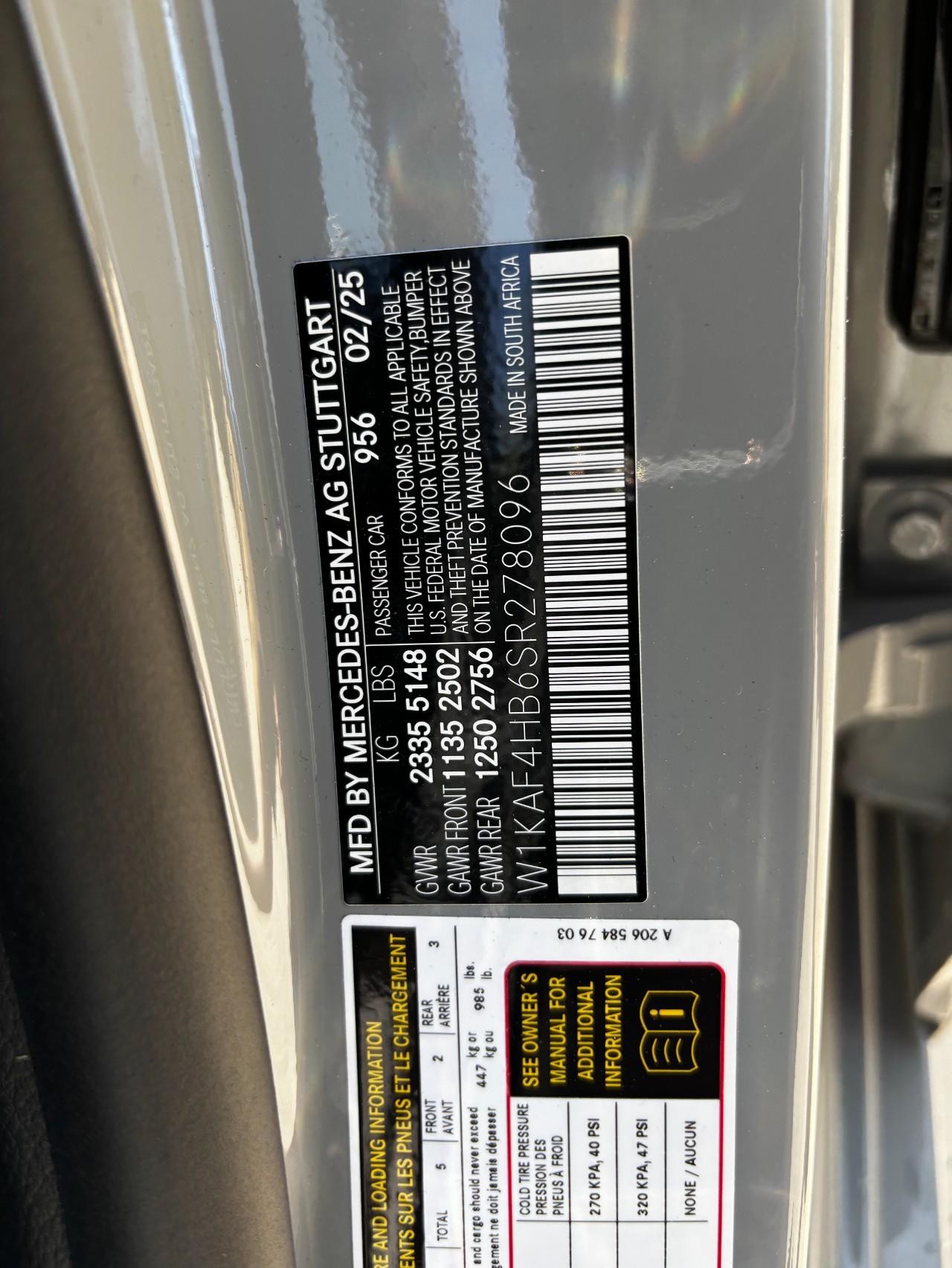 Mercedes-Benz C-Class Vehicle Full-screen Gallery Image 40