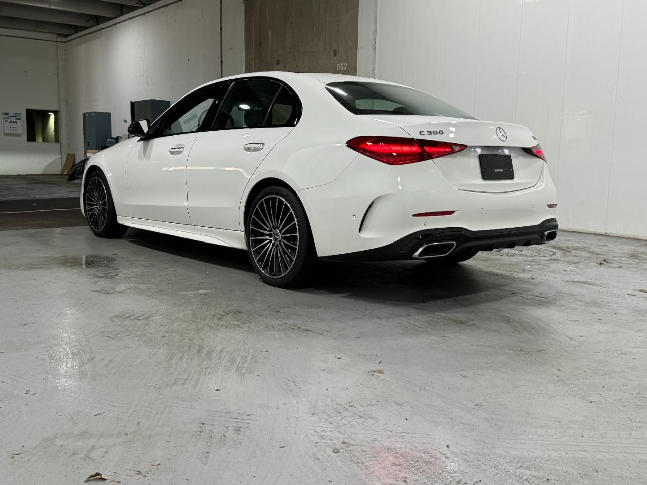 Mercedes-Benz C-Class Vehicle Full-screen Gallery Image 3