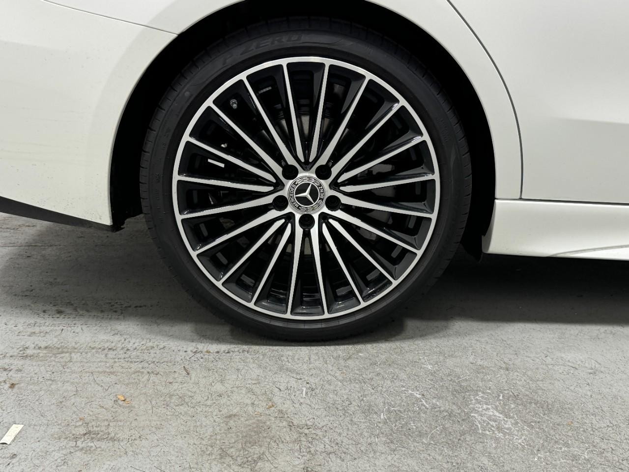 Mercedes-Benz C-Class Vehicle Full-screen Gallery Image 5