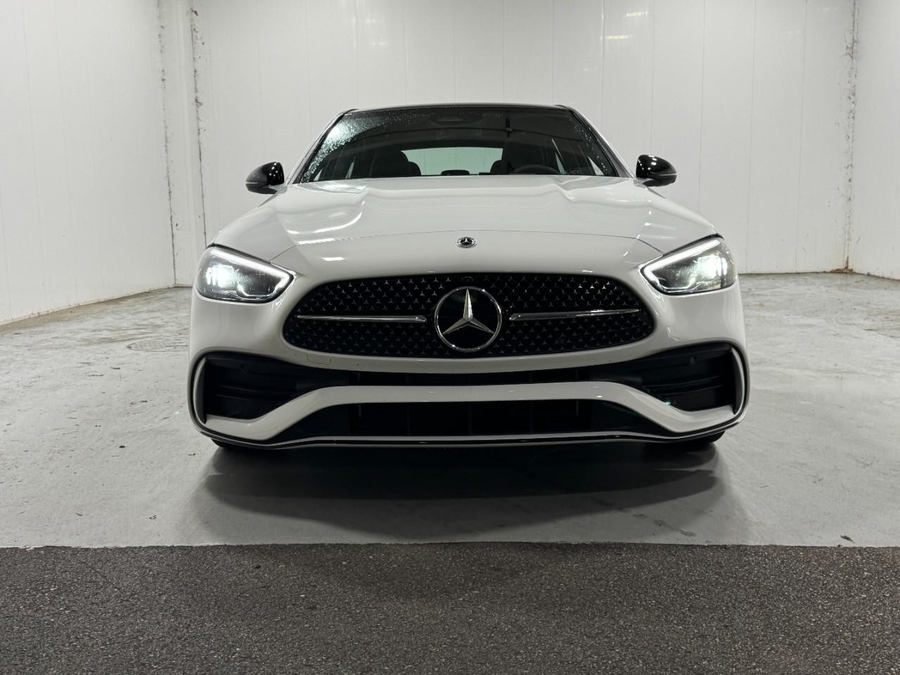 Mercedes-Benz C-Class Vehicle Full-screen Gallery Image 7