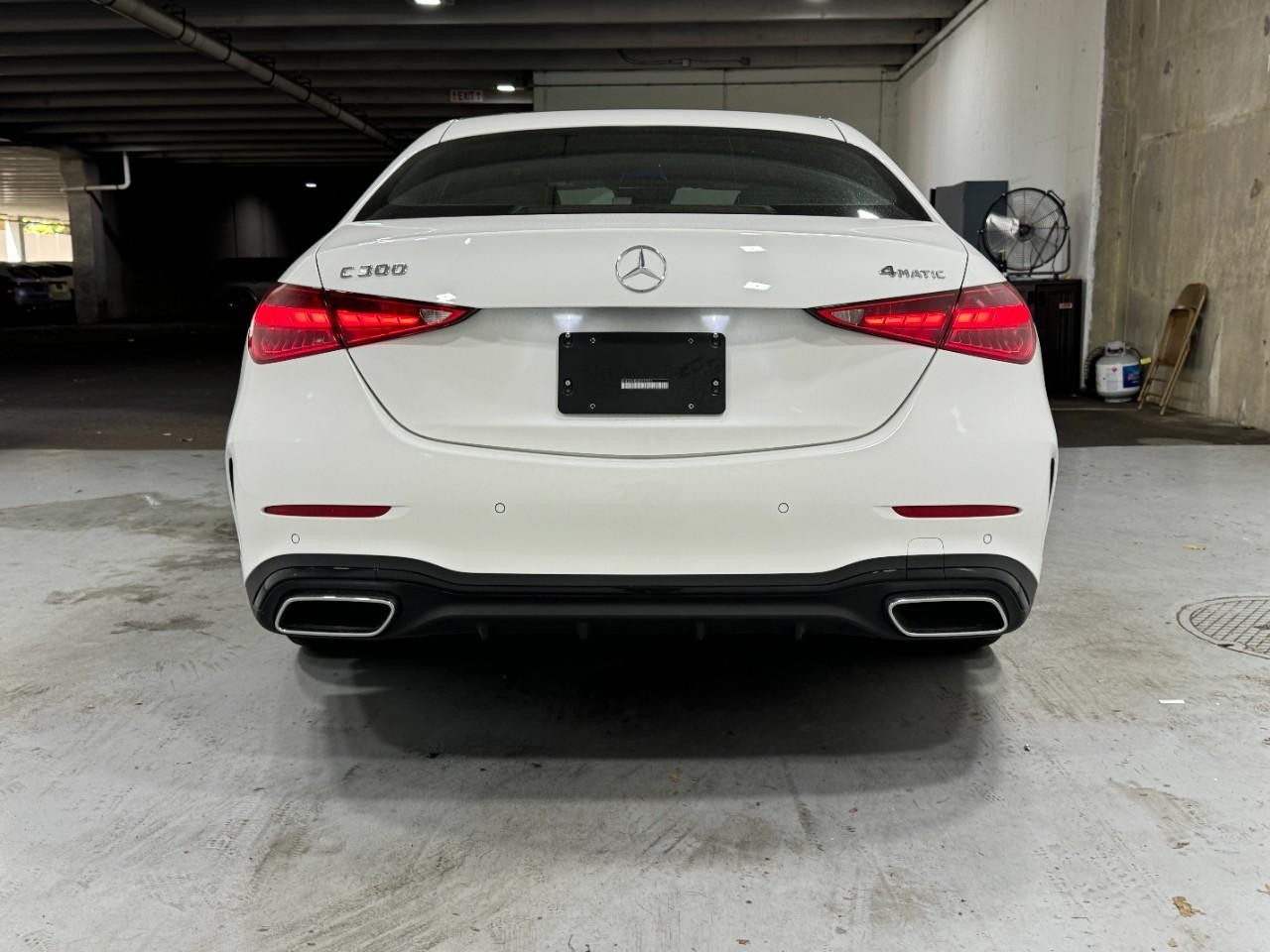 Mercedes-Benz C-Class Vehicle Full-screen Gallery Image 9