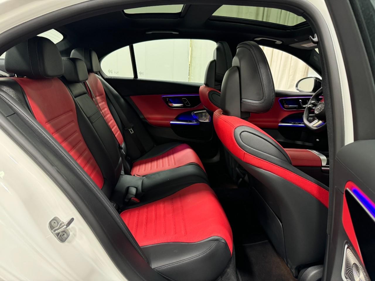 Mercedes-Benz C-Class Vehicle Full-screen Gallery Image 10