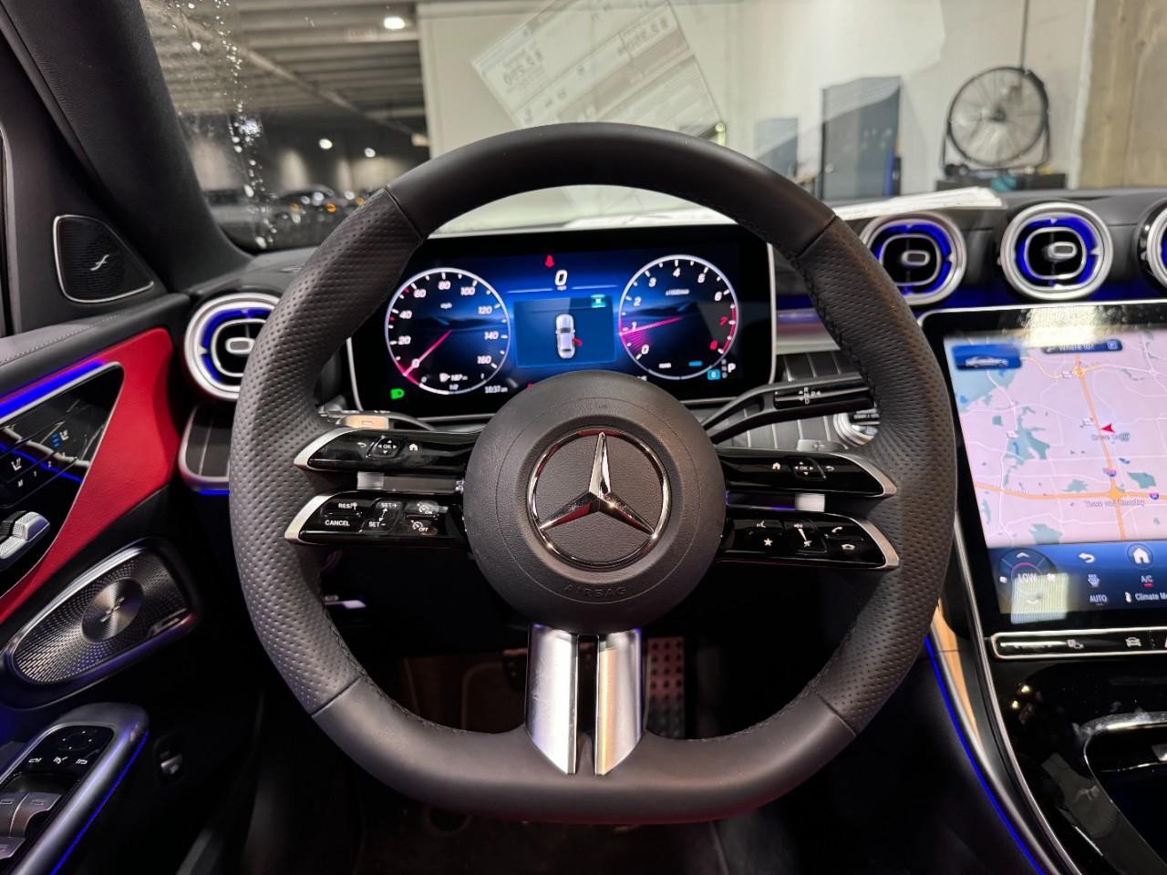 Mercedes-Benz C-Class Vehicle Full-screen Gallery Image 13