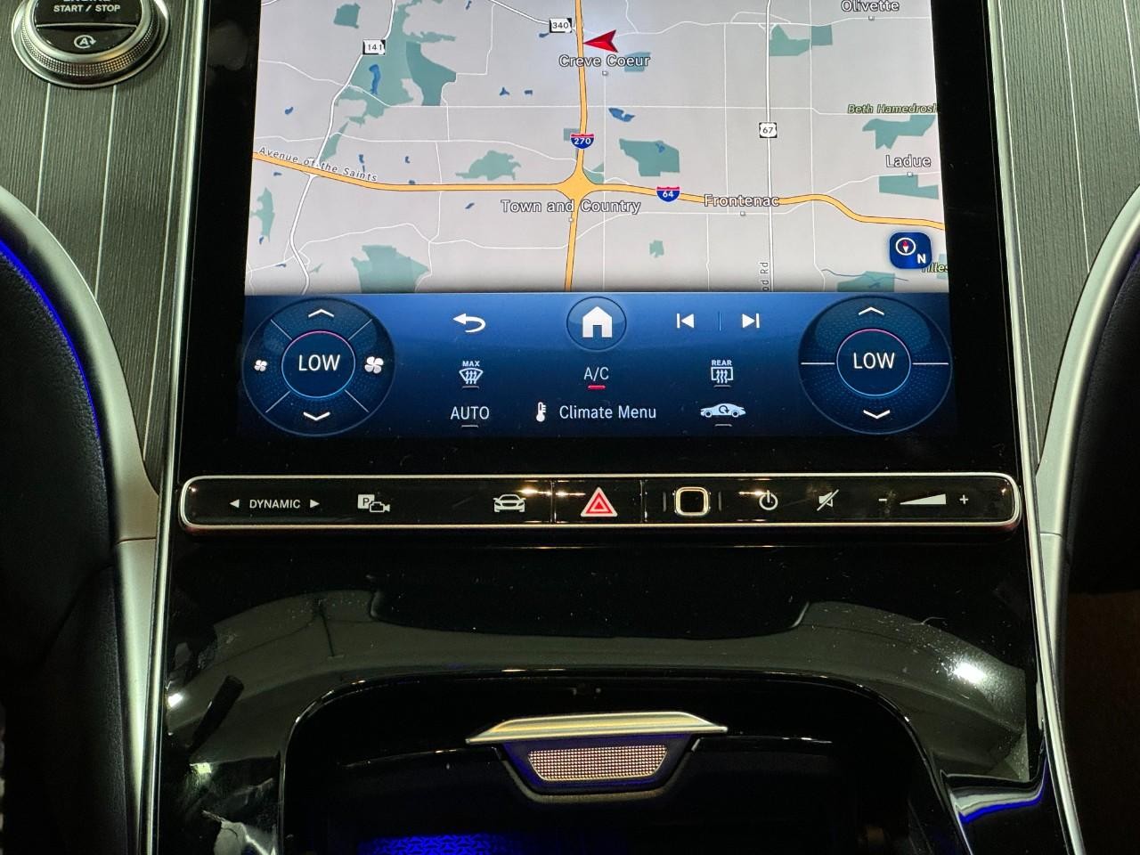 Mercedes-Benz C-Class Vehicle Full-screen Gallery Image 15