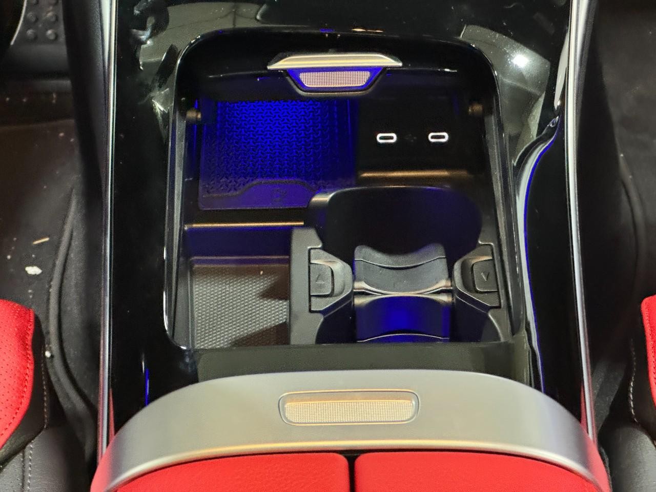 Mercedes-Benz C-Class Vehicle Full-screen Gallery Image 16