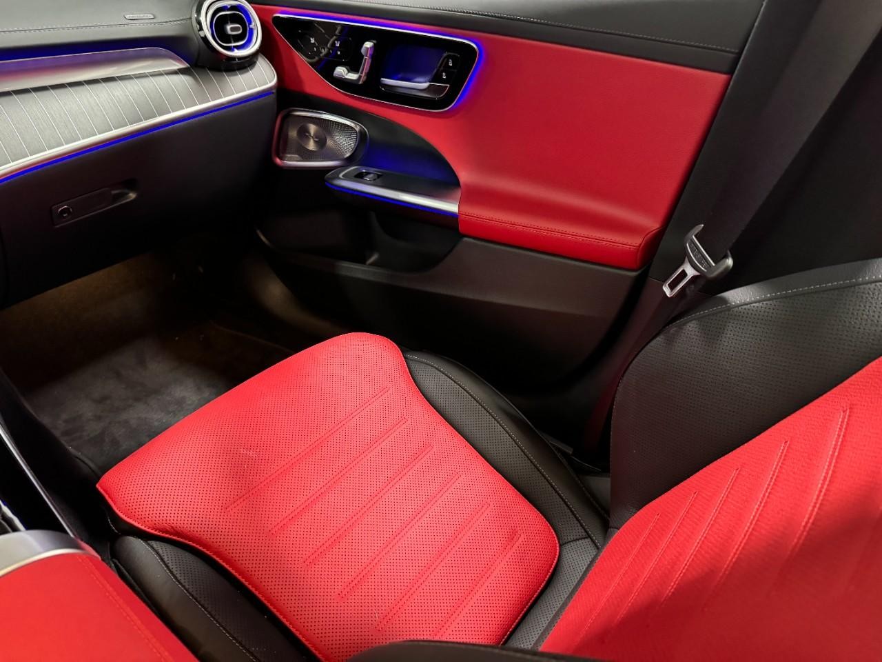 Mercedes-Benz C-Class Vehicle Full-screen Gallery Image 17