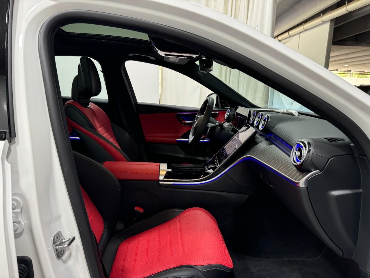 Mercedes-Benz C-Class Vehicle Full-screen Gallery Image 18