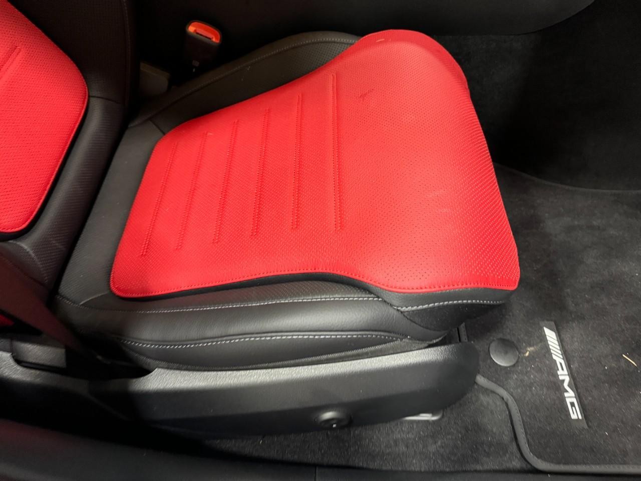 Mercedes-Benz C-Class Vehicle Full-screen Gallery Image 19