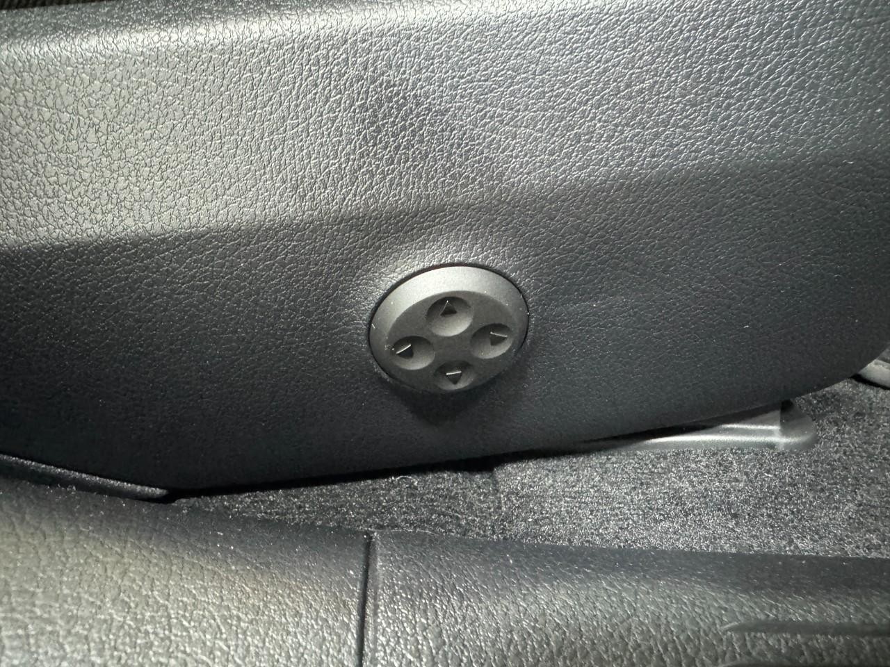 Mercedes-Benz C-Class Vehicle Full-screen Gallery Image 20