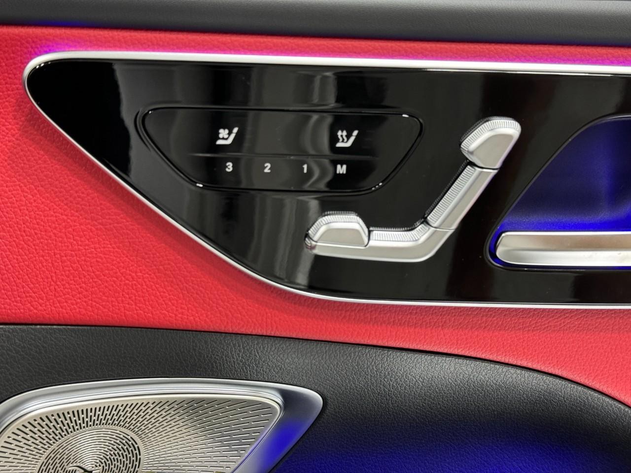 Mercedes-Benz C-Class Vehicle Full-screen Gallery Image 21