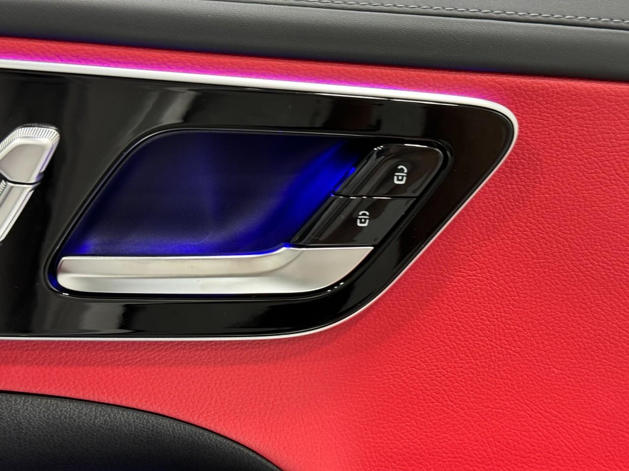 Mercedes-Benz C-Class Vehicle Full-screen Gallery Image 22