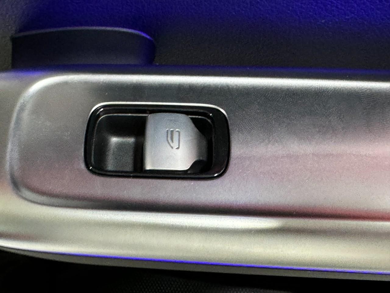 Mercedes-Benz C-Class Vehicle Full-screen Gallery Image 23