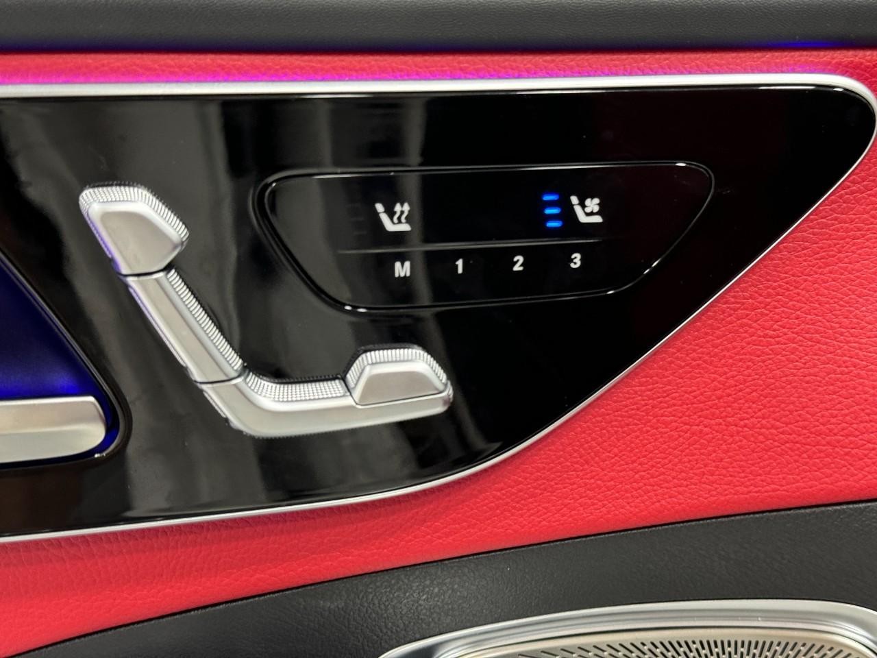 Mercedes-Benz C-Class Vehicle Full-screen Gallery Image 24