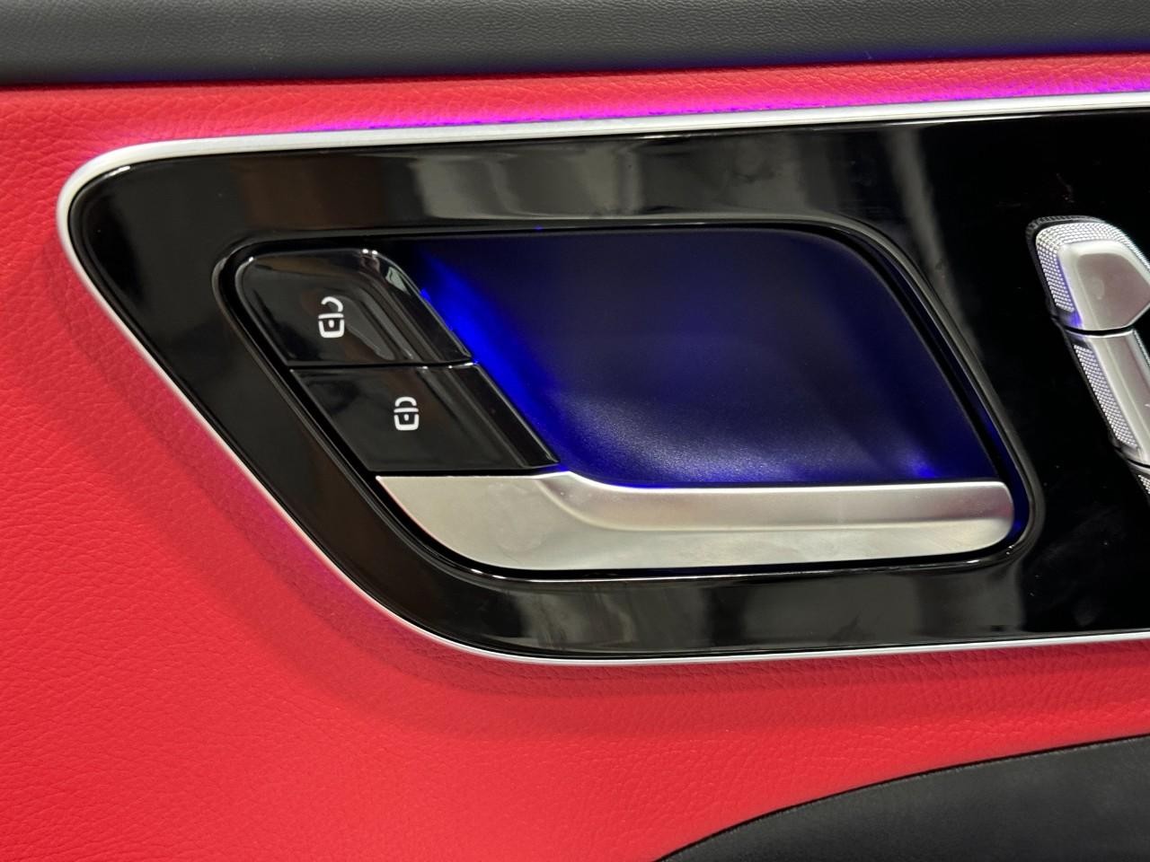 Mercedes-Benz C-Class Vehicle Full-screen Gallery Image 25