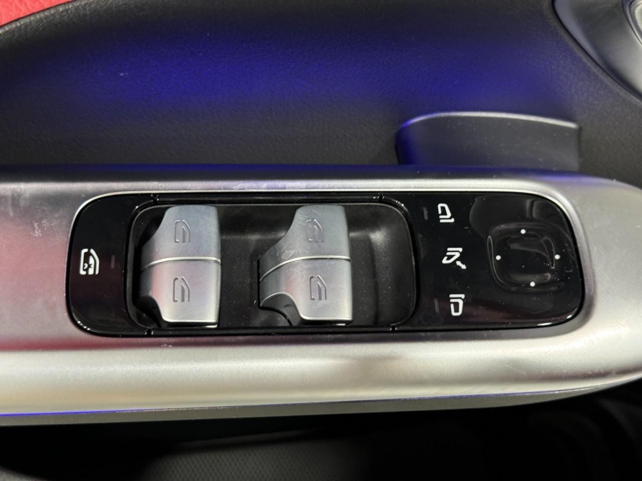 Mercedes-Benz C-Class Vehicle Full-screen Gallery Image 26