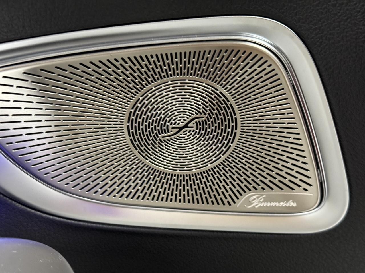 Mercedes-Benz C-Class Vehicle Full-screen Gallery Image 27