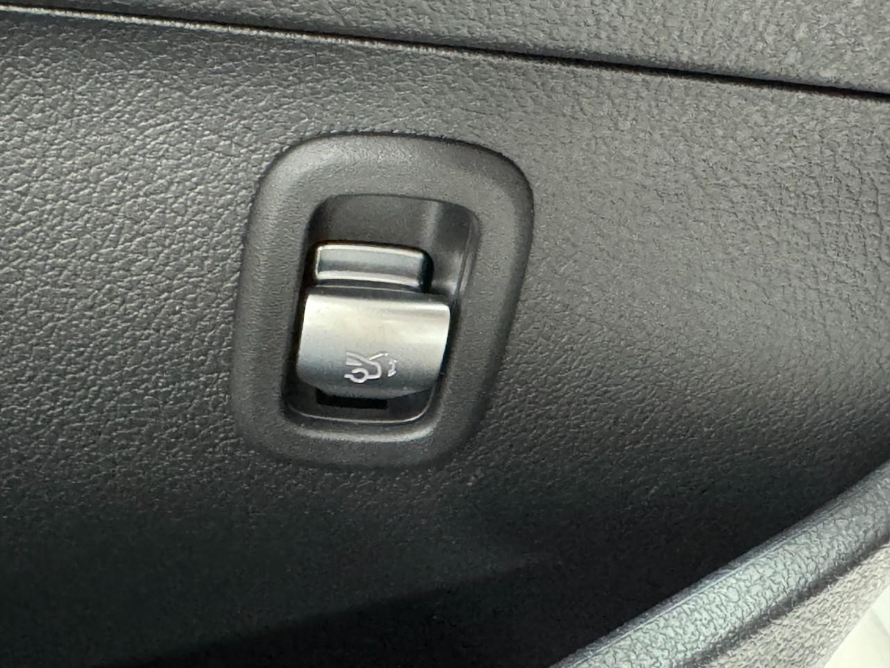 Mercedes-Benz C-Class Vehicle Full-screen Gallery Image 28