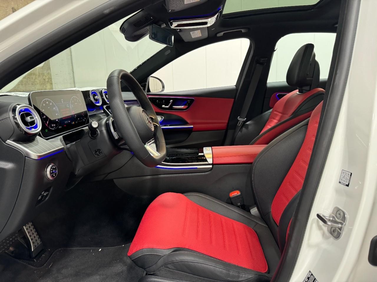 Mercedes-Benz C-Class Vehicle Full-screen Gallery Image 29