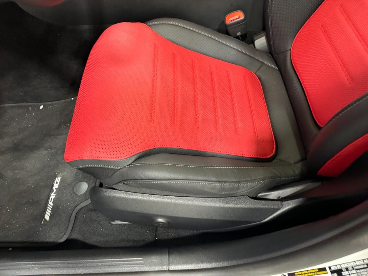 Mercedes-Benz C-Class Vehicle Full-screen Gallery Image 30