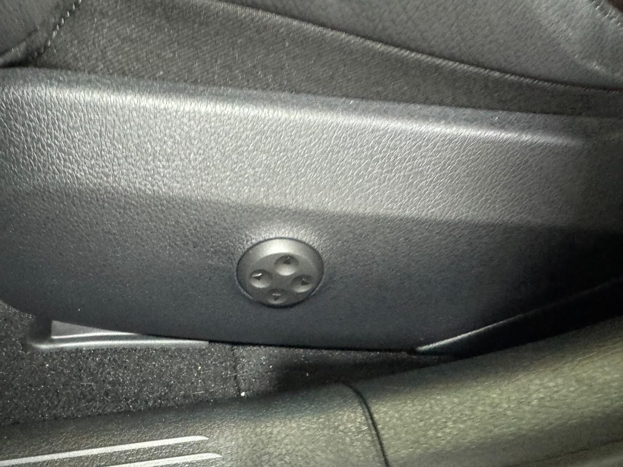 Mercedes-Benz C-Class Vehicle Full-screen Gallery Image 31